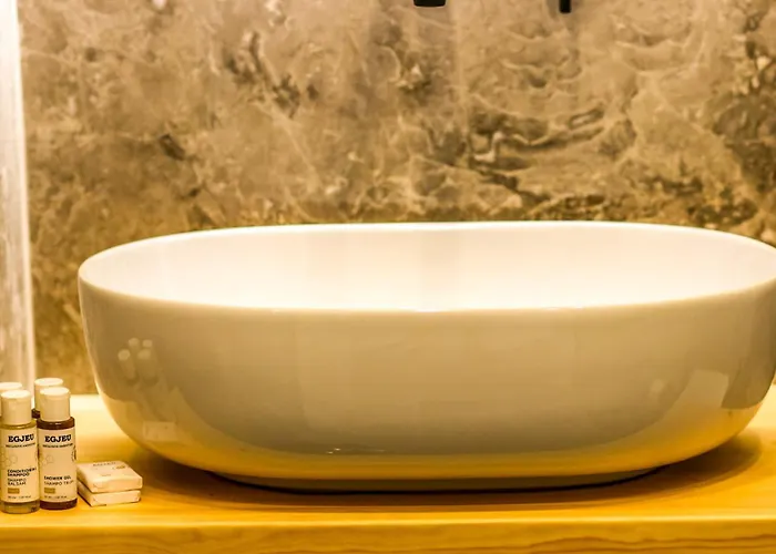 Hercules Sea View Oda ve Kahvaltı Himarë